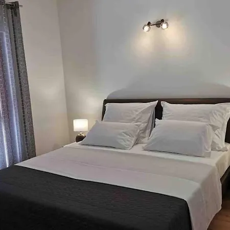 Deluxe “ Koromacna” アパート